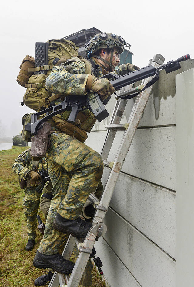 Ein österreichischer Infanterist überwindet eine Mauer. (Foto: Carl Schulze)