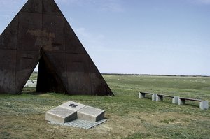 Das Denkmal und der Gedenkstein am Soldatenfriedhof Pestschanka. (Foto: Österreichisches Schwarzes Kreuz/Jaus)