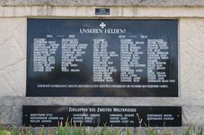 Das Kriegerdenkmal in Nussdorf ob der Traisen ist auch der Grabstein für 14 unbekannte deutsche Soldaten, die 1945 im Ort fielen. (Foto: RedTD/Gerold Keusch) 