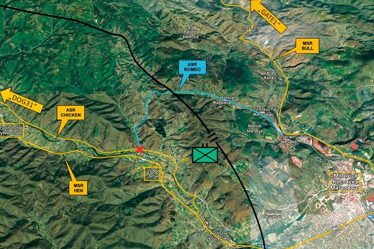 Die Straßen „Chicken“ (gelb) und „Romeo“ (blau) wurden durch den Roadblock (Kreuz in rot) gesperrt. Der Zugang aus dem westlichen Ibar-Tal nach Mitrovica und in das nördliche Ibar-Tal war somit nicht mehr unter Kontrolle der KFOR. (Foto: ORFBtl)
