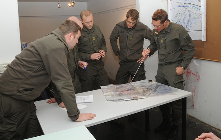 Der eingeteilte Bataillonskommandant (re.) leitet ein neues Planungsverfahren ein. (Foto: MilAk/Gerhard Seeger)