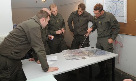 Der eingeteilte Bataillonskommandant (re.) leitet ein neues Planungsverfahren ein. (Foto: MilAk/Gerhard Seeger)