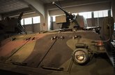 Der ‚Leonidas‘ war der erste Exportpanzer Österreichs. In den 1970er Jahren gab es die Anfrage, aus dem Saurer Schützenpanzer ein Modell für Griechenland zu konstruieren. Er sollte mit einem 12,7-mm Maschinengewehr ausgerüstet sein und eine Absitzstärke von acht Mann plus zwei Mann Fahrzeugbesatzung haben. Vom ‚Leonidas‘ wurden über 300 Stück für die griechische Armee produziert, er stand dort bis vor ein paar Jahren im Einsatz. Noch heute wird er von der zypriotischen Nationalgarde verwendet. Das Bundesheer selbst führte diesen Typ nie ein. (Foto: Bundesheer/Harold)