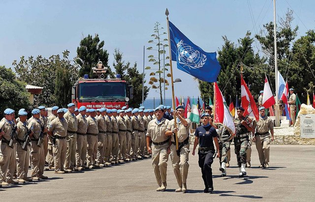 Der Insignientrupp des österreichischen UNIFIL-Kontingentes marschiert im Camp Naqoura bei der Medal Parade ein. (Foto: Bundesheer/Daniel Trippolt)