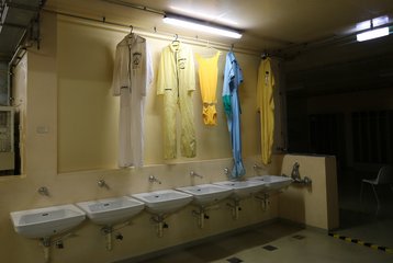 Waschbereich im Umkleideraum des Reaktorgebäudes mit den Overalls der Arbeiter des AKW. (Foto: Truppendienst/Gerold Keusch)