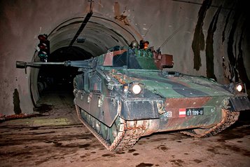 Ein Schützenpanzer sichert das Nehmen einer Kreuzung durch Infanteriekräfte unter Tage. (Foto: Montanuni Leoben/Claudia B.)