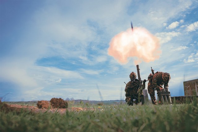 Bei der TRIAS 25 trainierte die Übungstruppe auch im scharfen Schuss. (Foto: VBS/Etienne Alder)