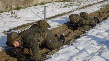 Die Hindernisbahn wird sowohl im Sportanzug als auch im Kampfanzug überwunden. (Foto: Bundesheer)