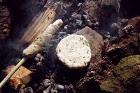 "Brotbacken" über der Glut einer behelfsmäßigen Feuerstelle. (Foto: Bundesheer)