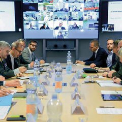 Das Lagezentrum im Bundesministerium für Inneres ist Teil des staatlichen Krisen und Katastrophenschutzmanagements. Darin sind – neben dem Bundeskanzler, dem Vizekanzler und Angehörigen aller Einsatz- und Blaulichtorganisationen – die Bundesministerin für Landesverteidigung mit Offizieren vertreten. (Foto: BM.I/Pachauer)