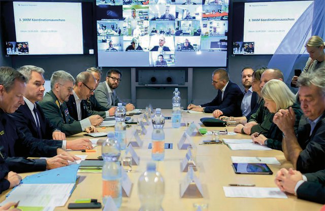 Das Lagezentrum im Bundesministerium für Inneres ist Teil des staatlichen Krisen und Katastrophenschutzmanagements. Darin sind – neben dem Bundeskanzler, dem Vizekanzler und Angehörigen aller Einsatz- und Blaulichtorganisationen – die Bundesministerin für Landesverteidigung mit Offizieren vertreten. (Foto: BM.I/Pachauer)