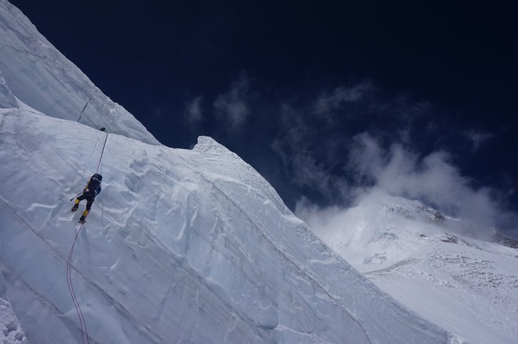 Abseilen am Gletscherbruch zwischen Lager 1 und 2. (Foto: Gerald Schumer)