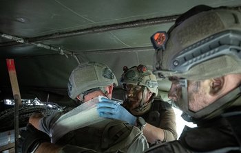 Der Sanitäter legt einen Druckverband an der Halsschlagader über die Achselhöhle an. (Foto: Bundesheer/Daniel Trippolt)