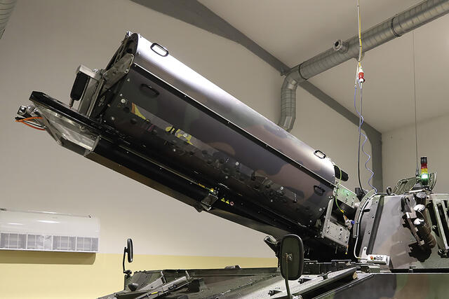 Die Rohre der Panzerhaubitze wurden beim Ladeturmtrainer durch einen Revolverzylinder für die Simulationsgranaten ersetzt. (Foto: RedTD/Angela Schmeißl)