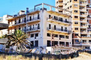 Varosha ist eine Geisterstadt am südlichen Stadtrand von Famagusta und befindet sich in der nicht anerkannten Türkischen Republik Nordzypern. Sie hat eine Ausdehnung von fünf mal zwei Kilometer und ein Straßennetz von etwa 110 km. Im Jahr 1974 wohnten 39.000 Menschen dort. (Foto: Zairon, CC BY-SA 4.0)