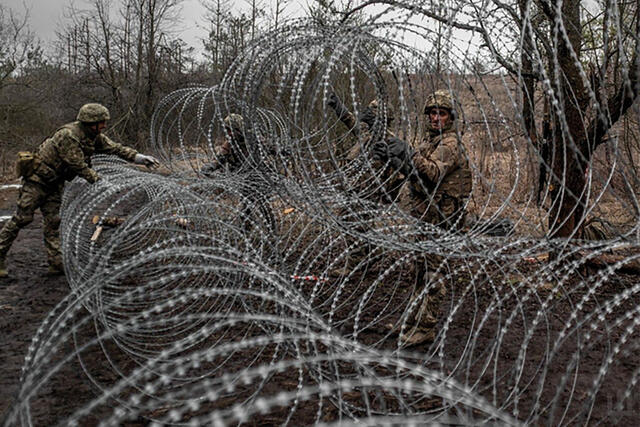 Der Verwendung von Stachelband bzw. Stacheldraht kommt nach wie vor eine große Bedeutung zu. (Foto: General Staff of the Armed Forces of Ukraine; Gemeinfrei)