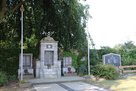 Kriegerdenkmal und Kriegsgrab neben der Pfarrkirche von Neidling. (Foto: RedTD/Gerold Keusch)   