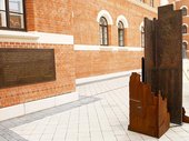 Tafel und Denkmal zu Ehren Carl Szokolls im dem nach ihm benannten Hof in der Rossauer-Kaserne in Wien. (Foto: Bundesheer)