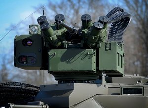 Die Waffenanlage ist mit 12,7 mm üsMG, Mehrfachwurfanlage, Tagsichtkamera, Wärmebildgerät und Laserentfernungsmesser ausgerüstet. (Foto: Gerhard Simader)