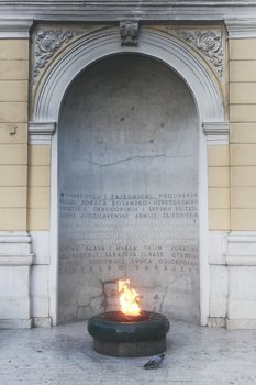 Das "Ewige Feuer" erinnert an die Befreiung von Sarajewo durch die Jugoslawische Volksbefreiungsarmee im Zweiten Weltkrieg. Durch die Spuren des Bosnienkrieges erhält dieses Denkmal eine zusätzliche Erinnerungsfunktion.  (Foto: Truppendienst/Gerold Keusch)  
