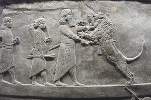 Das Wandrelief Assurbanipals im Londoner British Museum zeigt diesen im Kampf mit übermenschlichen Fähigkeiten. (Foto: Johnbod; CC BY-SA 4.0)