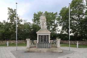 Das Denkmal für die Gefallenen der beiden Weltkriege in Obritzberg. (Foto: RedTD/Gerold Keusch)