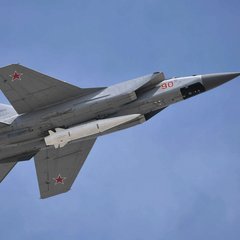 CH-47M2 „Kinschal“-Rakete an einer MIG-31K als Träger (li.). (Foto: kremlin.ru; CC BY-SA 3.0)