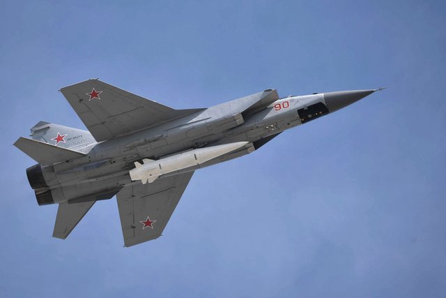 CH-47M2 „Kinschal“-Rakete an einer MIG-31K als Träger (li.). (Foto: kremlin.ru; CC BY-SA 3.0)