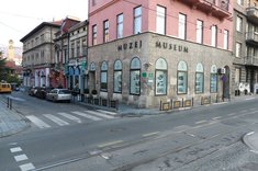 An der Ecke, wo das Attentat von Sarajewo ausgeführt wurde, befindet sich heute ein Museum und mehrere Erinnerungszeichen. (Foto: Truppendienst/Gerold Keusch)