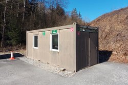 Im Container am Vorplatz der Schießanlage befindet sich das Bedienelement und die Munitionsausgabe. (Foto: RedTD/Gerold Keusch)