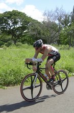 Luis während des 1.800 km langen Radbewerbes. Die Unterarme wurden vorbeugend gegen schmerzhafte Reibstellen geschützt. (Foto: Werner Planer)