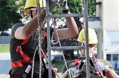 Rettung am Schlauchturm der Feuerwehr Villach. (Foto: Bundesheer/Thomas Simoner)