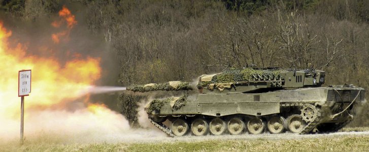 Kampfpanzer „Leopard“ 2A4 beim Abfeuern der Panzerkanone. (Foto: Bundesheer/Wolfgang Rozmann)