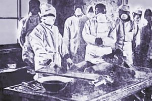 Die japanische "Einheit 731" experimentierte während des Zweiten Weltkrieges mit biologischen Waffen an lebenden Menschen. Dabei wurden etwa 3.500 koreanische und chinesische Zivilpersonen sowie sowjetische Kriegsgefangene getötet. (Foto: unbekannt; gemeinfrei)