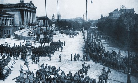 Wien Ringstraße, Volkswehrparade, 13. August 1919. (Foto: HGM/Montage: Rizzardi)