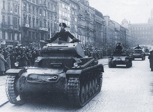 Deutsche Panzer fahren am 15. März 1938 durch Prag. (Foto: unbekannt/gemeinfrei)