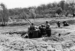 … die 3,5-cm-Zwillings-Fliegerabwehrkanone 65. An beiden Waffensystemen erfolgte für die Militärakademiker der Lehrgruppe Fliegerabwehr eine Ausbildung im scharfen Schuss. (Foto: Archiv Gärtner)