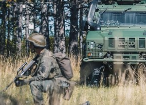 Ein Infanterist beobachtet im Schutz eines gepanzerten Fahrzeuges das Gefechtsfeld. (Foto: Bundesheer)