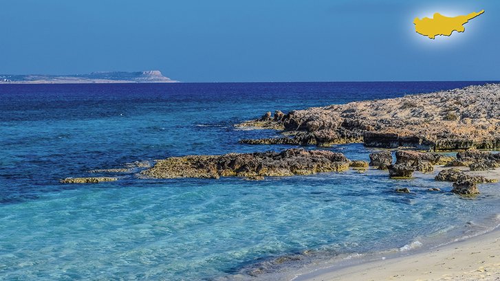 Zypern Strand. (Foto: Dimitris Vetsikas, Montage: Rizzardi)