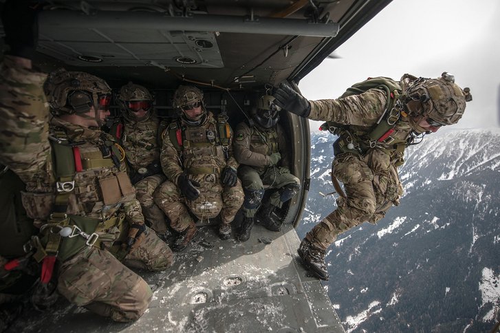 Jagdkommando-Soldaten bei einer Freifall-Fallschirm-Übung. (Foto: Horst Gorup/Bundesheer)
