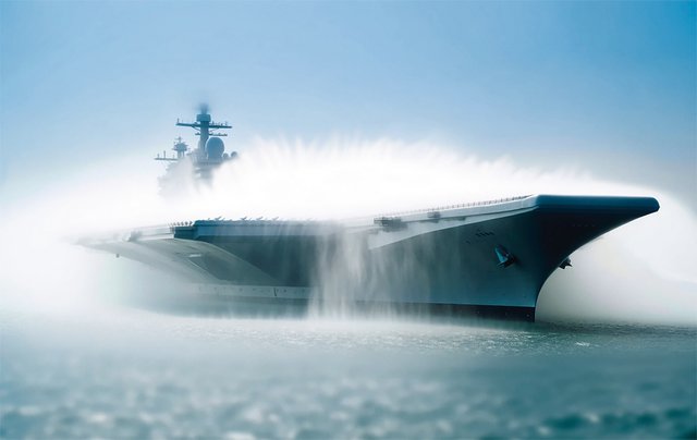 Der britische Flugzeugträger „King Charles“ unter ABC-Schutz mittels „Wash-down“-System. (Foto: Olivier Foissy/KI-generiert)