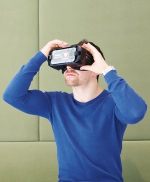 Mit den Virtual-Reality-Brillen fliegt man in einem Hubschrauber über Baumkronen, sieht Fallschirmabsprünge aus dem Inneren eines Flugzeuges oder fährt mit einem Panzer. (Foto: RedTD/Anna Hlawatsch)