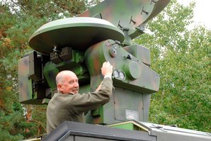 Militärtechniker reparieren und setzen Instandhaltungsmaßnahmen beispielsweise am Tieffliegererfassungsradar. (Foto: HBF)