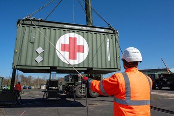 Die Deutsche Bundeswehr baut während der Coronavirus-Pandemie eine mobile Sauerstofferzeugungsanlage (Foto: Bundeswehr/Patrick Grüterich)