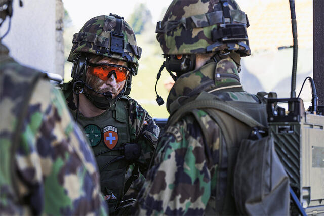 Zwei Schweizer Soldaten mit Kampfausrüstung.