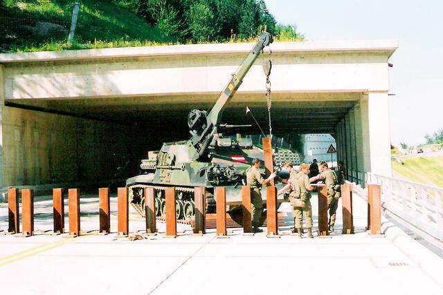 Aktivieren einer Stecksperre am Karawankentunnel. (Foto: Bundesheer)