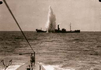 Das deutsche U-Boot U-35 versenkt einen englischen Dampfer vor Sardinien. (Foto: Bundesarchiv, Bild 102-00159/CC BY-SA 3.0)