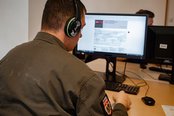 Ein Gardesoldat nimmt an der Hotline des Außenministerium Anrufe entgegen. (Foto: Bundesheer/Hirzi)