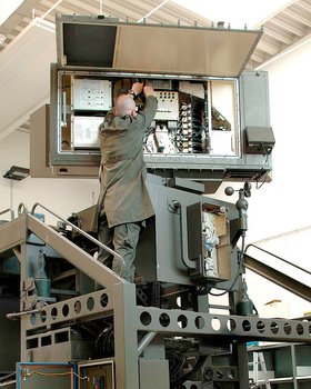 Ein Militärtechniker arbeitet am Zielzuweisunsradar. (Foto: HBF)