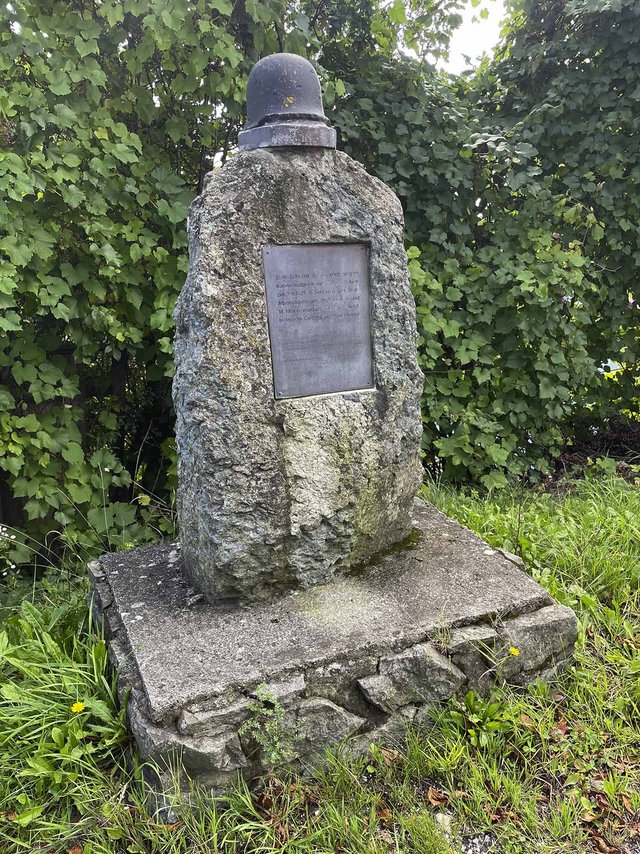 Denkmal nahe der Unfallstelle in Pinggau. (Foto: Martin Senekowitsch)